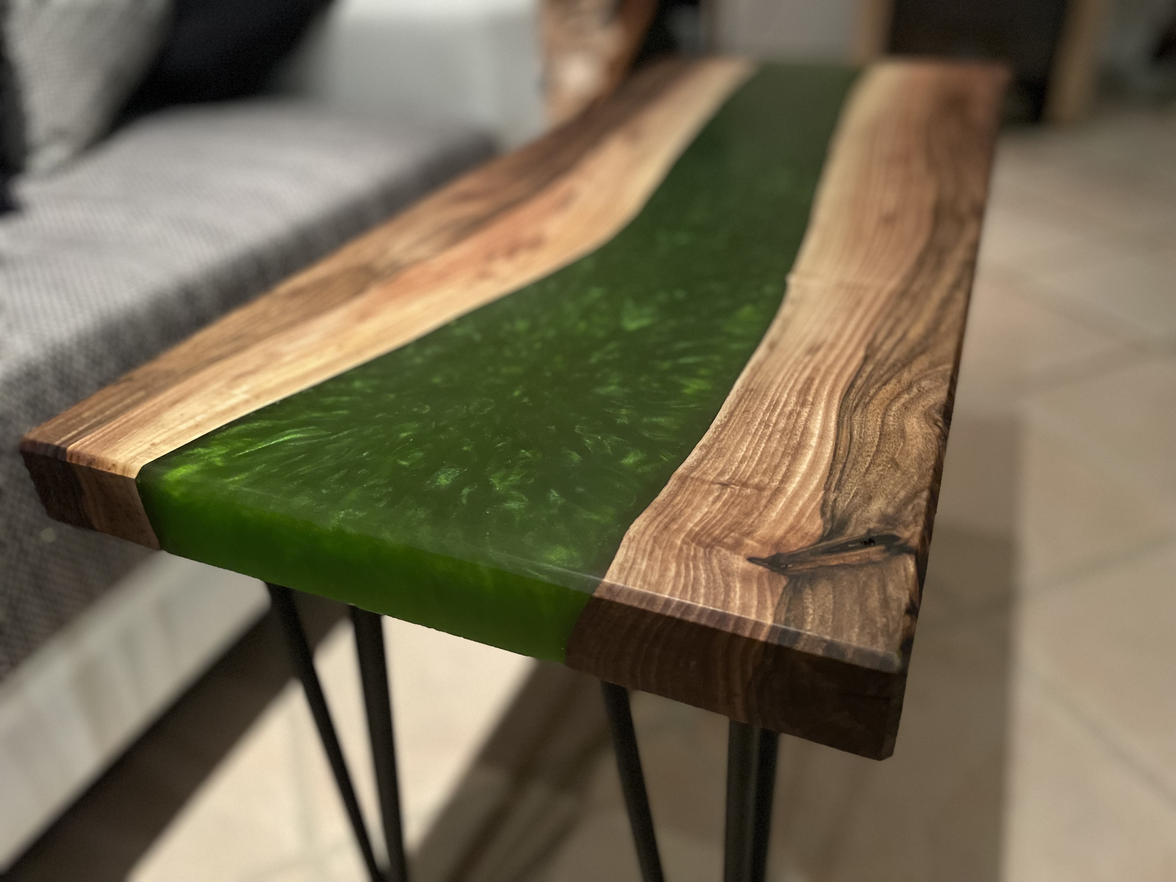Tisch aus Walnussholz mit einem Fluss aus grünem Resin